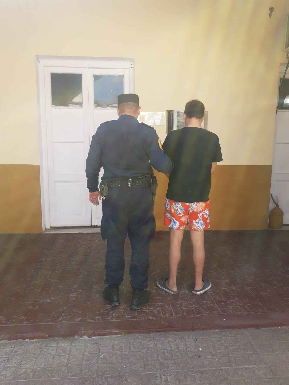 La policía capturó a un joven buscado por la justicia local Diario El