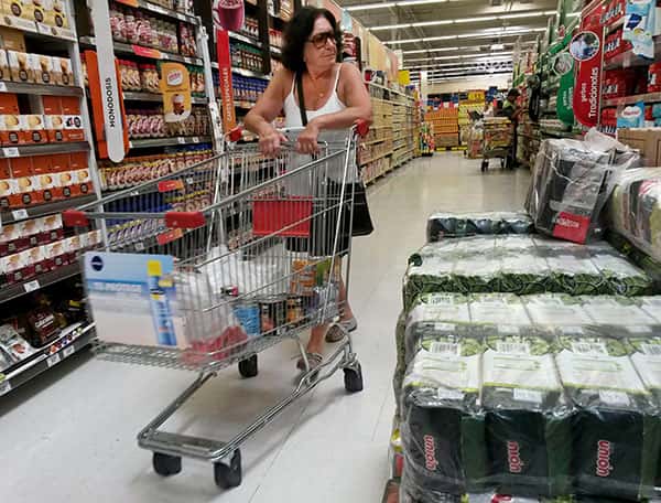 Ventas en shoppings cayeron  y en supermercados aumentaron  en agosto respecto a julio  