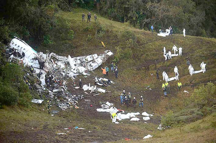El avión que llevaba al Chapecoense se estrelló  en Colombia: 71 muertos y seis sobrevivientes