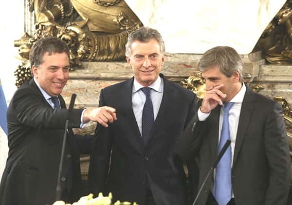 En ambiente festivo,  Macri tomó juramento  a Dujovne y Caputo, y  pidió "más alegría"