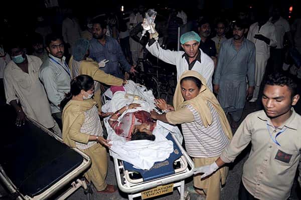  Al menos 65 muertos por atentado suicida en Pakistán