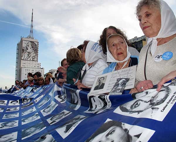 Gobernadores, intendentes y legisladores peronistas presionan para que no se mueva el Día de la Memoria