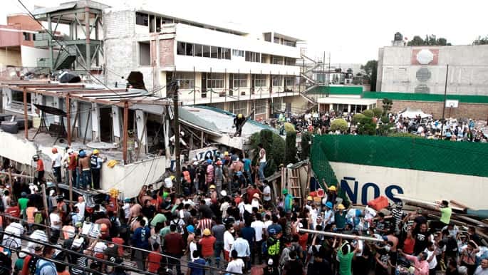  Al menos 217 muertos por el terremoto: buscan sobrevivientes entre los edificios derrumbados