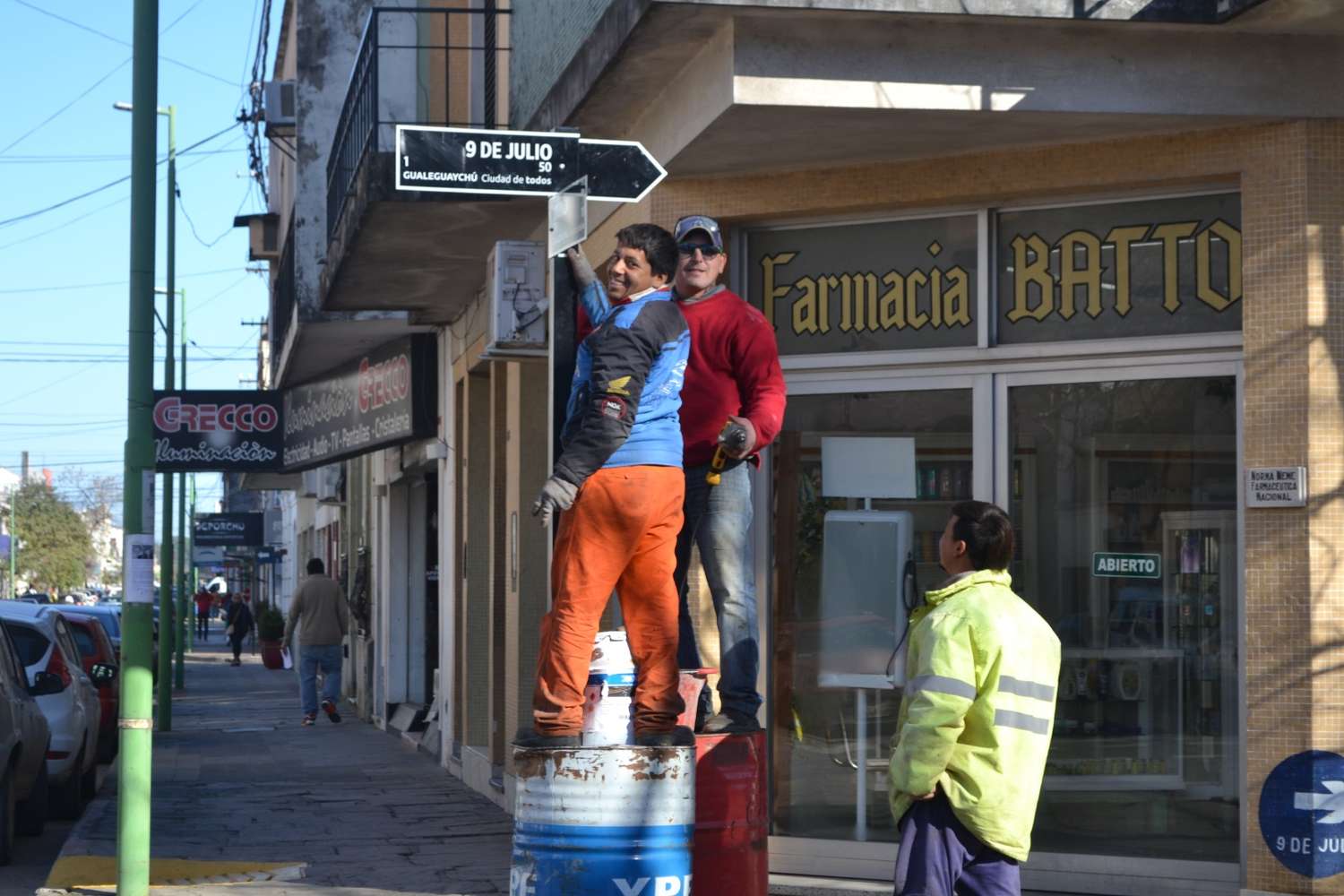 Colocan la nueva señalética en calle Urquiza 