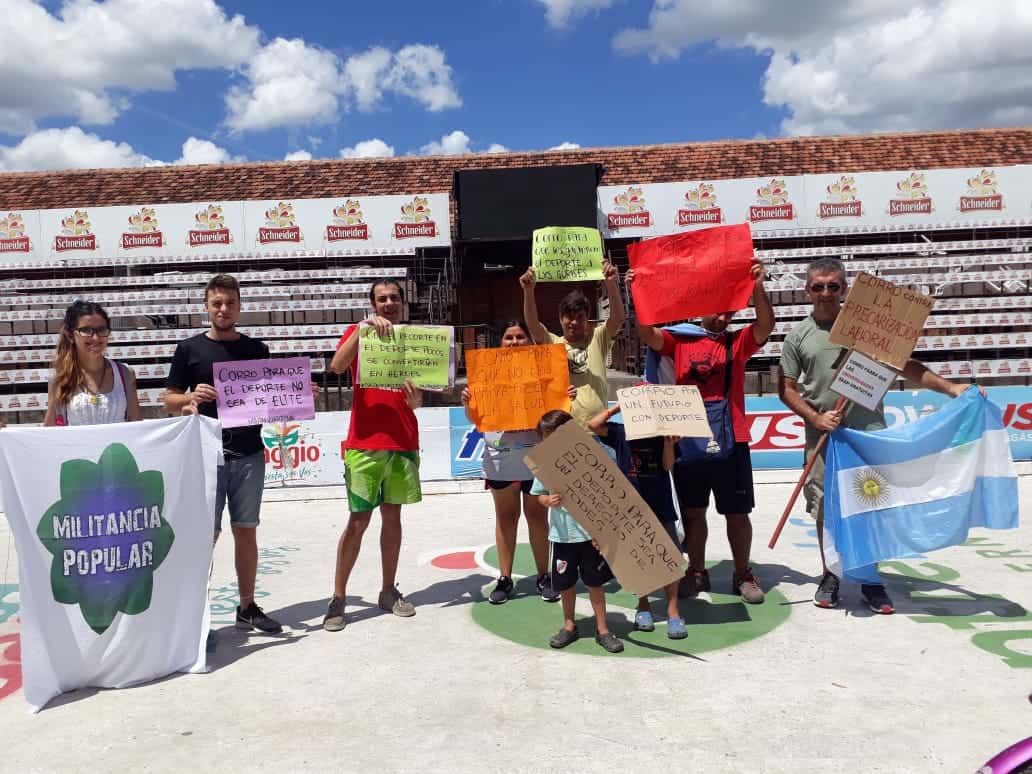 La Multisectorial Gualeguaychú realizó  una carrera de postas por “los tarifazos”