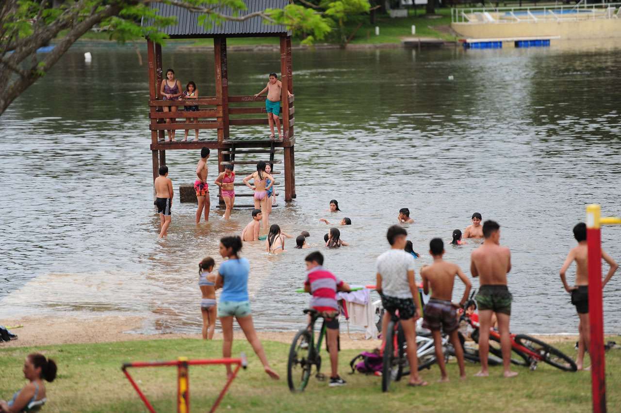 Tras las inundaciones, las playas volvieron a abrir para los turistas  