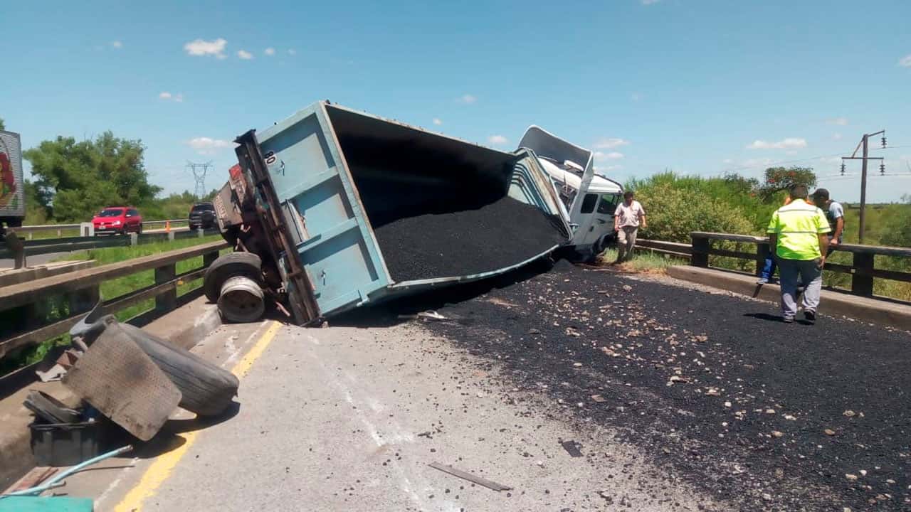Un camión chocó contra un puente y derramó su carga