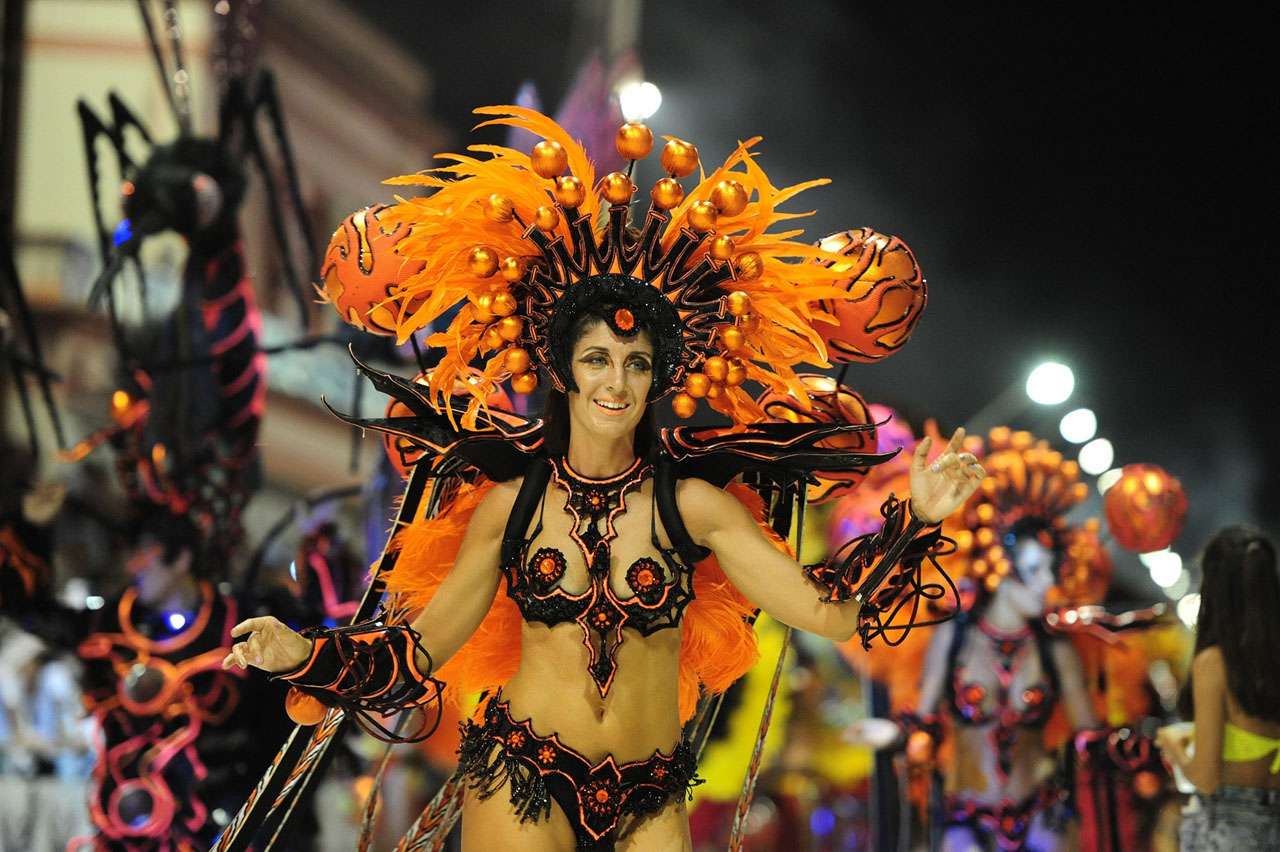 El Carnaval deslumbró  en su sexta noche