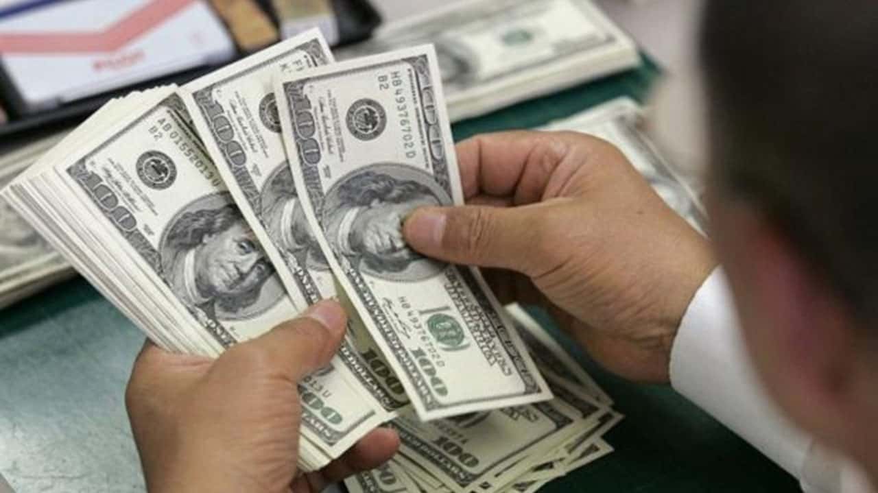 El dólar superó los 40 pesos y  registró su valor más alto en el año