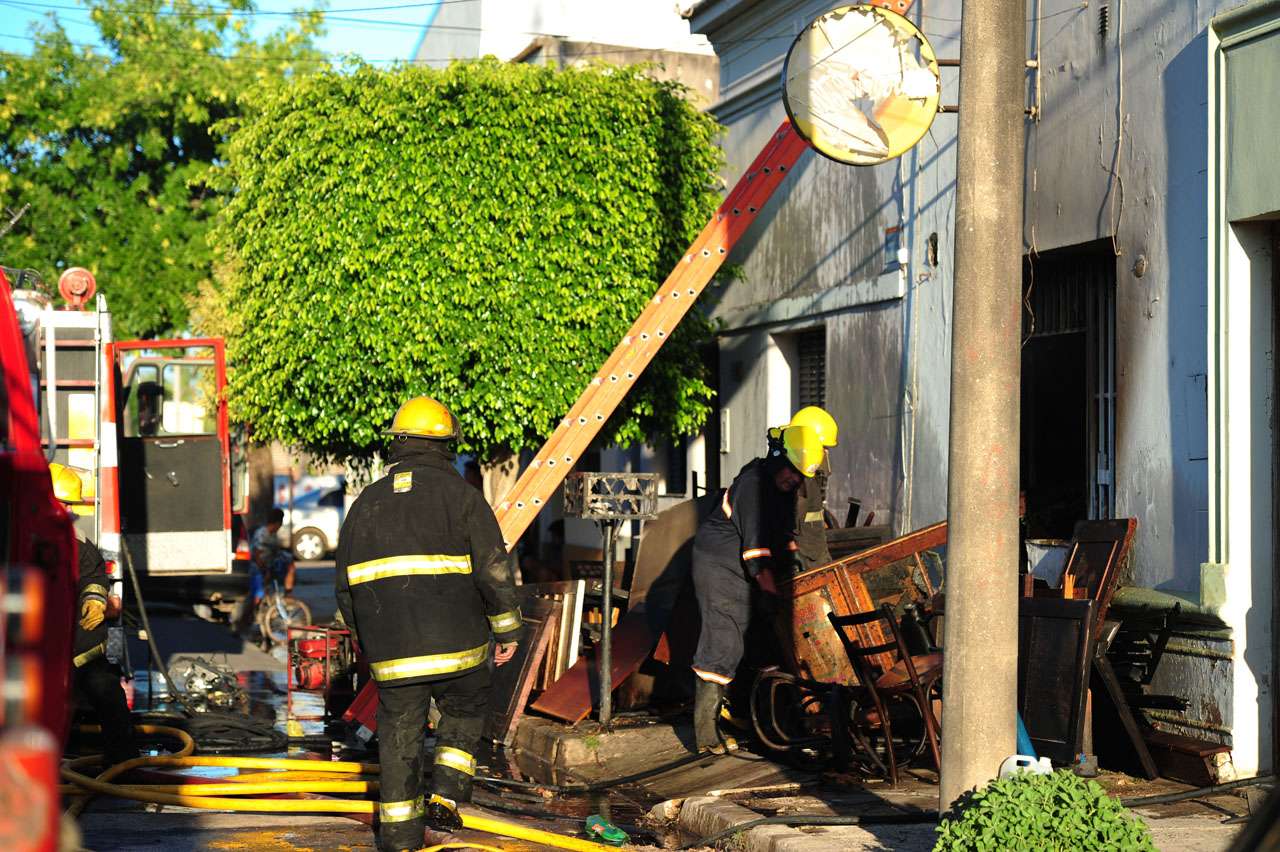 Un voraz incendio destruyó una carpintería en calle Colombo 