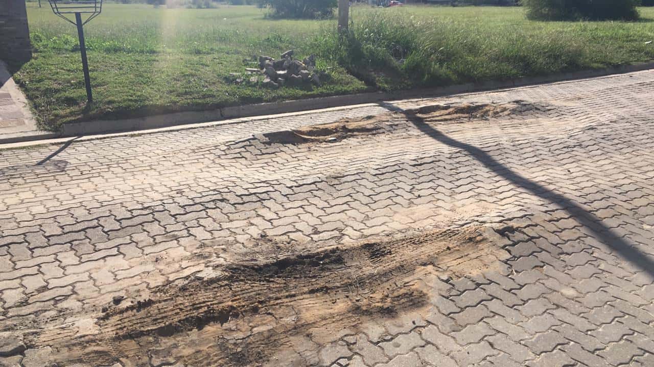 El tránsito pesado rompió el pavimento articulado en calle Sagrado Corazón  