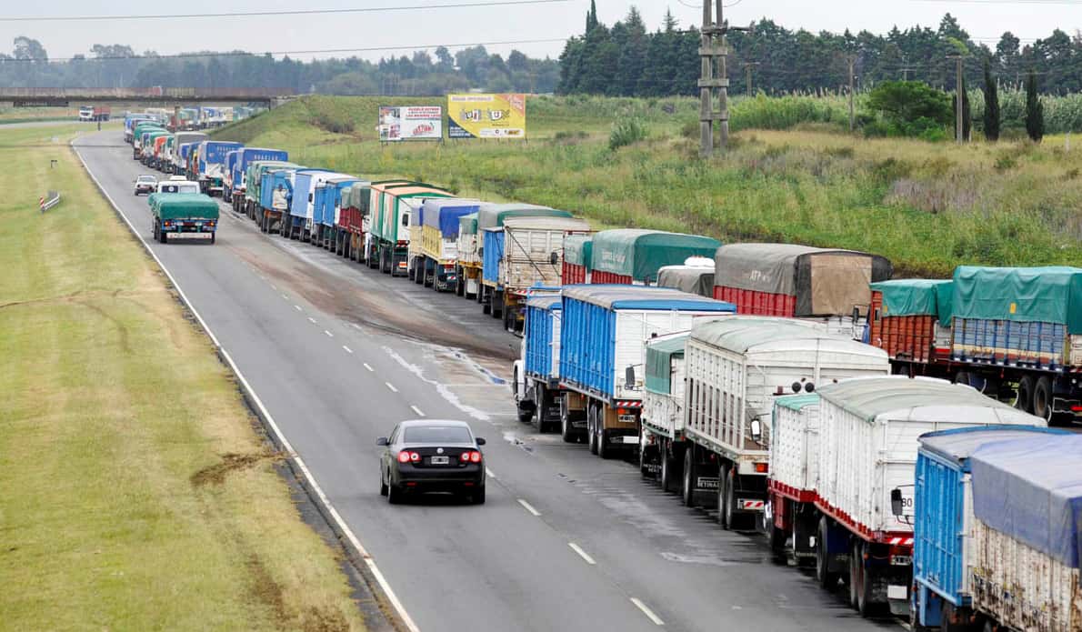 Cosecha récord: 2.000 camiones por día pasan  por el puente Victoria Rosario hacia el puerto