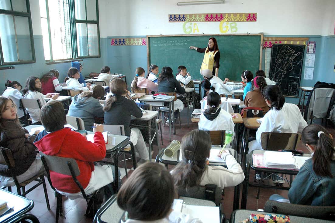 Escuelas: sancionarán con arresto o  multas a quienes maltraten a docentes