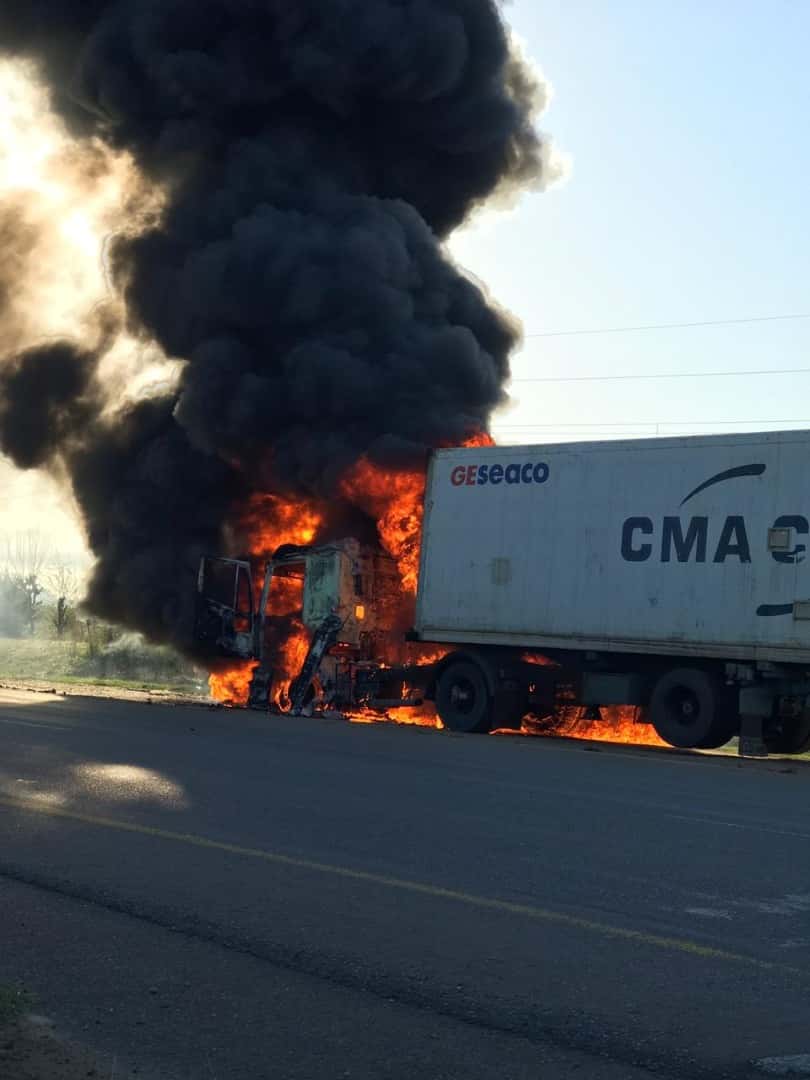 La cabina de un camión se incendió en plena ruta