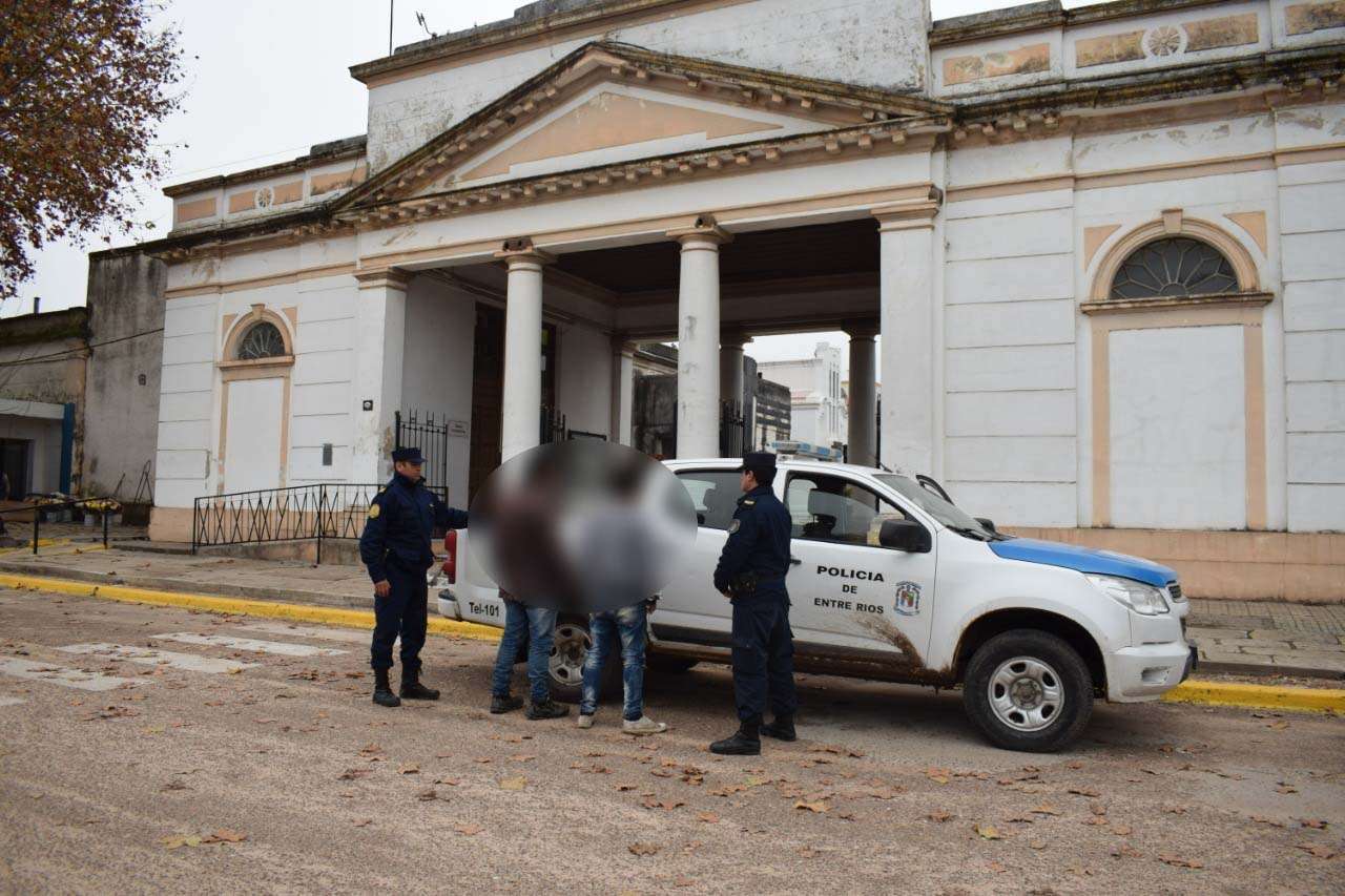 Dos detenidos por sustraer  elementos del Cementerio
