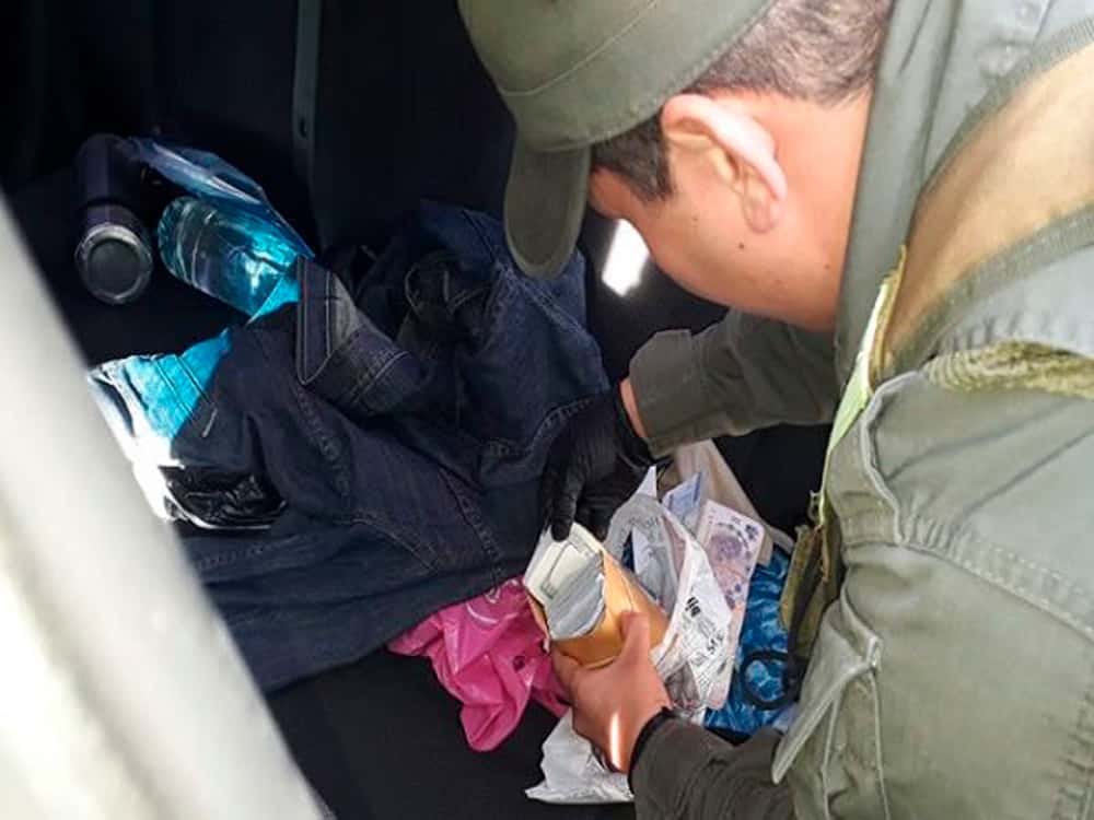 Un hombre fue hallado con dinero que no pudo justificar debajo del asiento trasero de su auto 