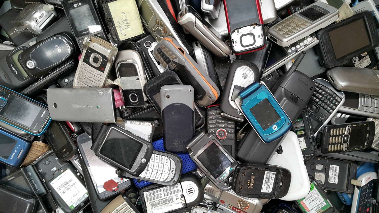 El aumento de la basura electrónica generada por celulares agudiza el problema ambiental