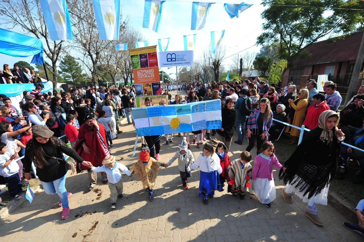 Bordet preside el acto central del Día de la Bandera en Pueblo Belgrano