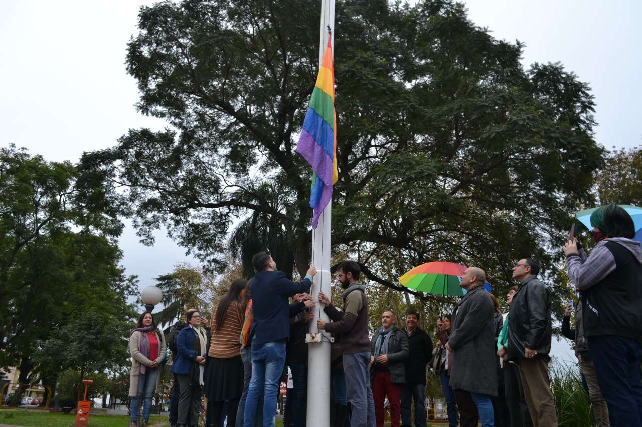 La bandera de la diversidad sexual fue izada en la Plaza San Martín