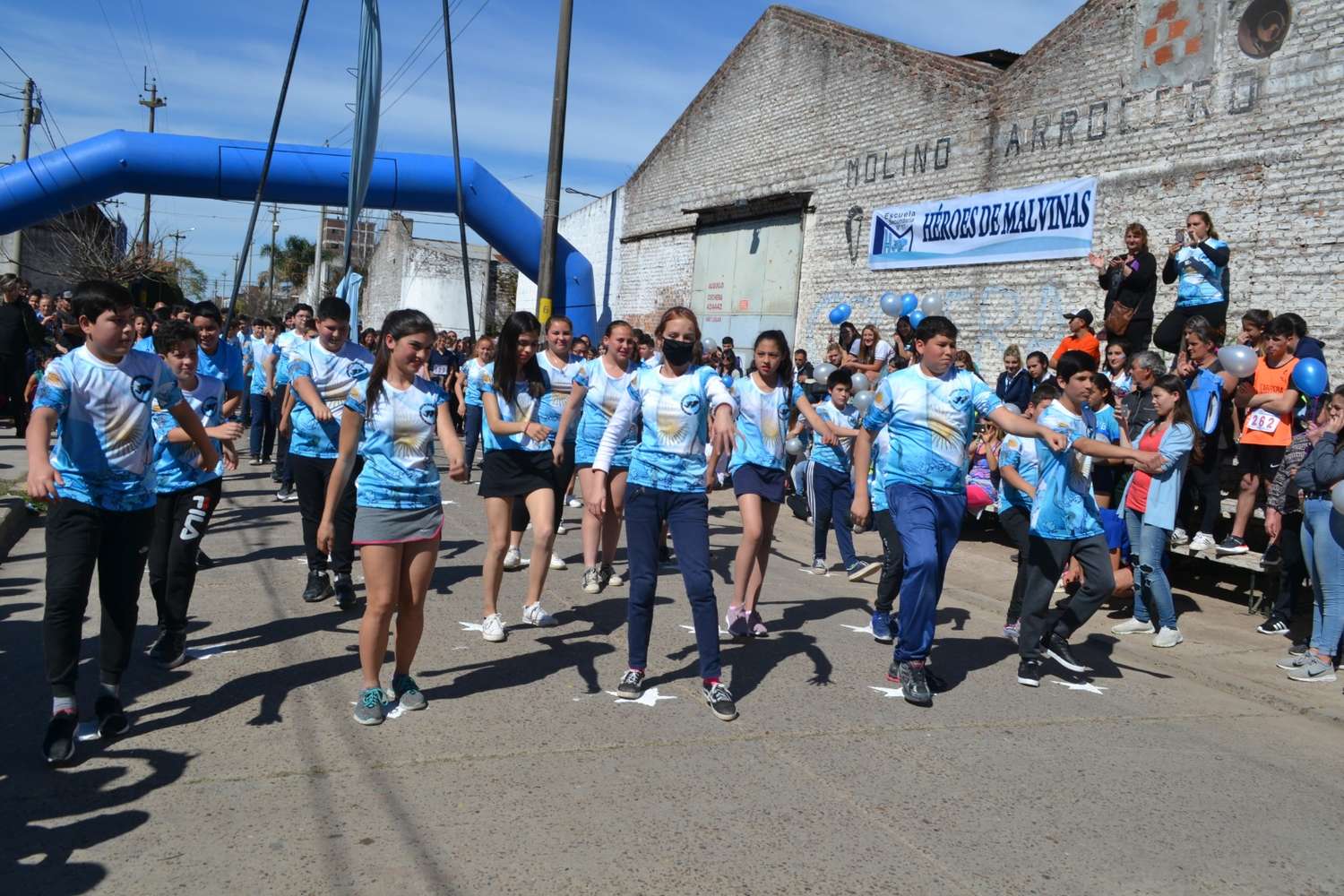 La Escuela Héroes de Malvinas celebró los diez años del maratón
