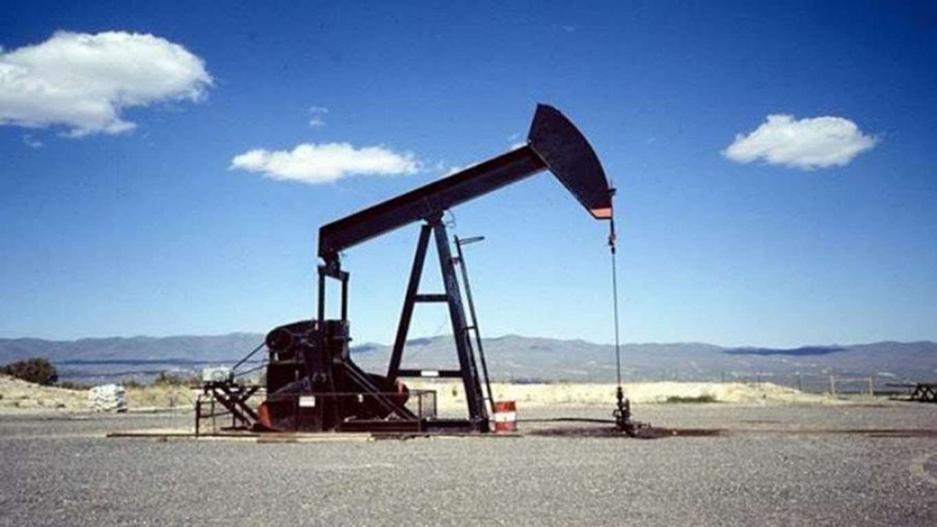 El precio internacional del petróleo sube más del 10%