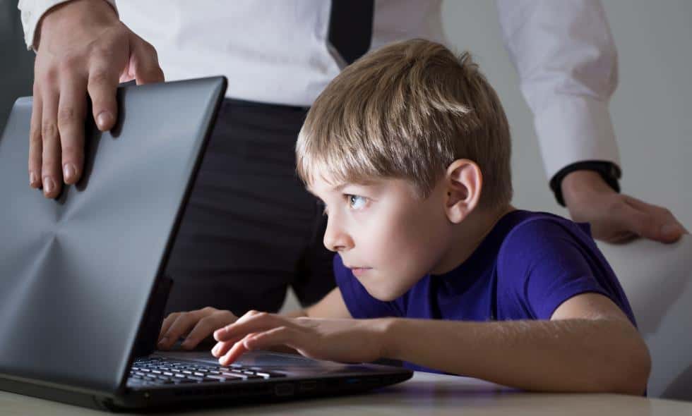 Niños: advierten sobre del uso prolongado de las pantallas