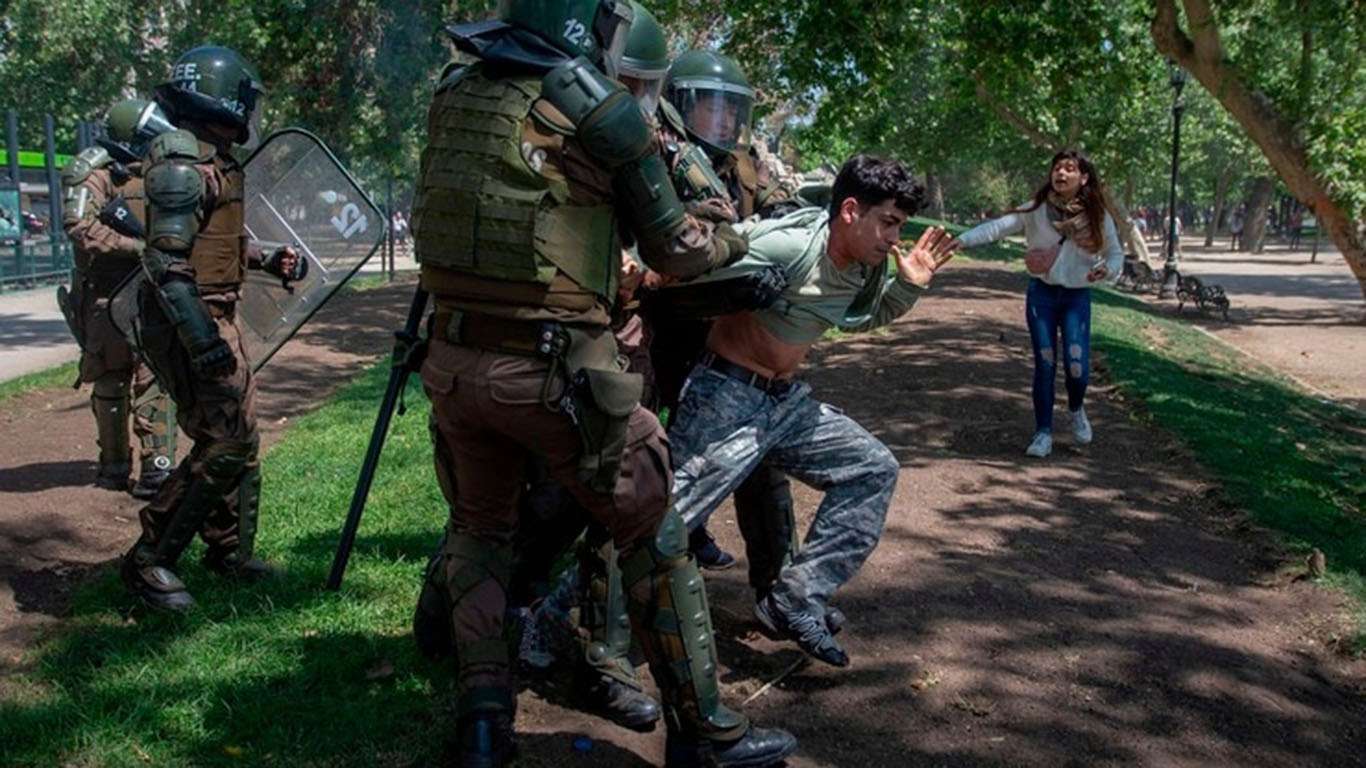 Chile: más de 2.600 personas fueron  detenidas y la cifra de muertos creció a 15