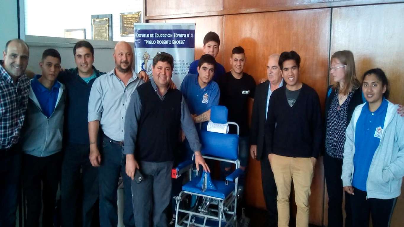 Estudiantes de Larroque fabricaron una silla bipedestadora eléctrica