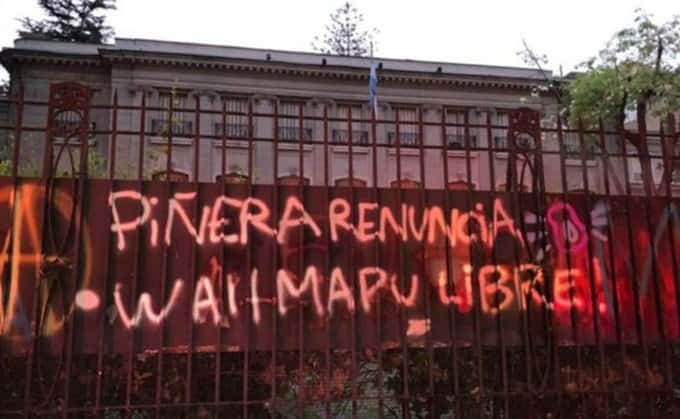 Atacaron la embajada Argentina en Santiago de Chile