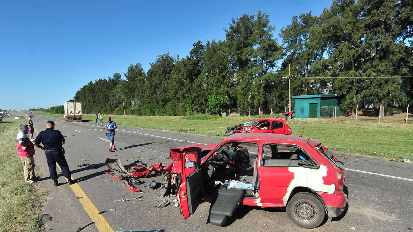Dos automóviles y un camión involucrados  en una triple colisión en la Autovía Artigas