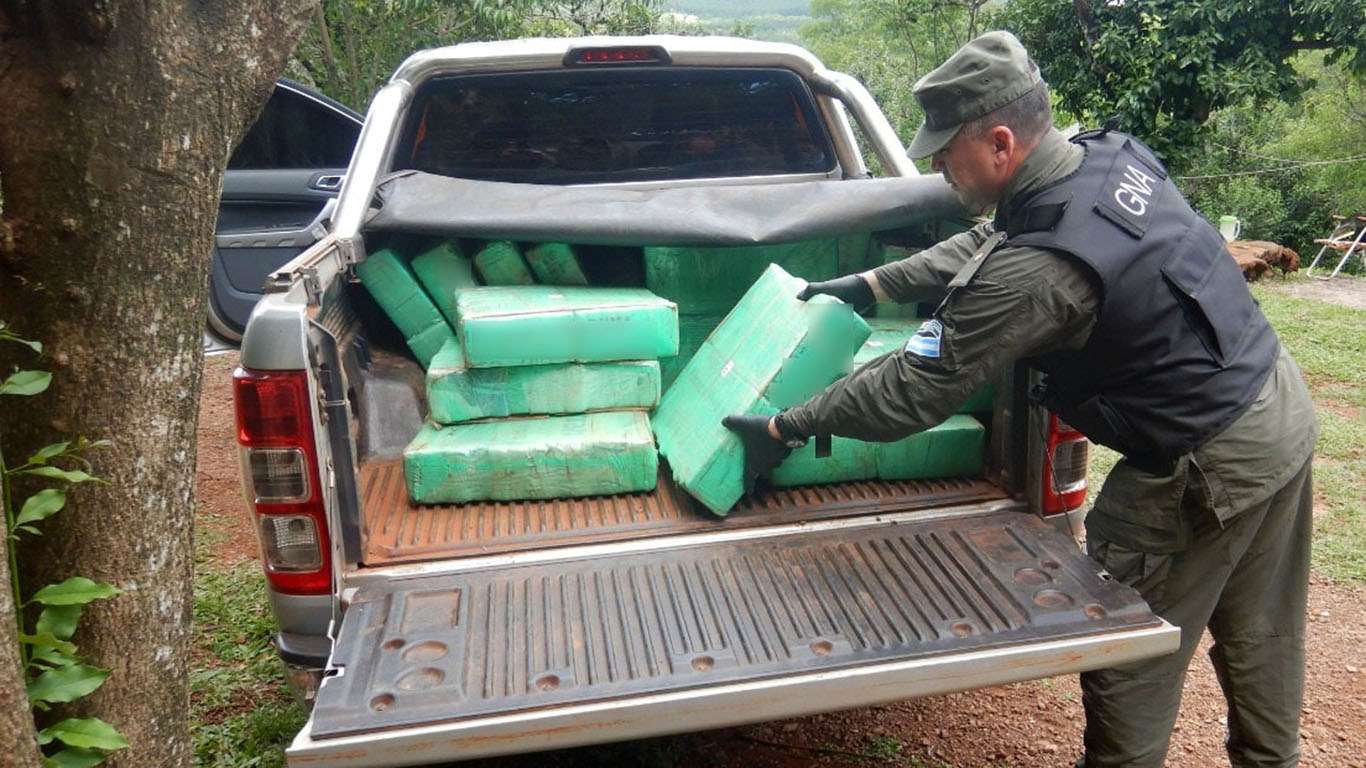Abandonan una camioneta con   más de 600 kilos de marihuana 