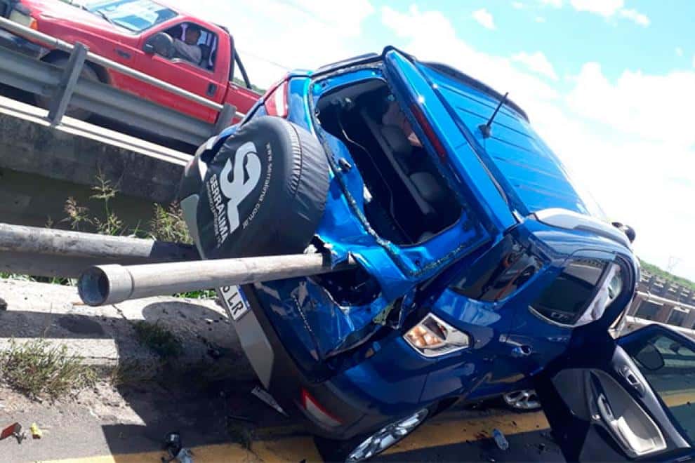 Espectacular accidente en un puente de ruta 12: una camioneta quedó  incrustada en la baranda
