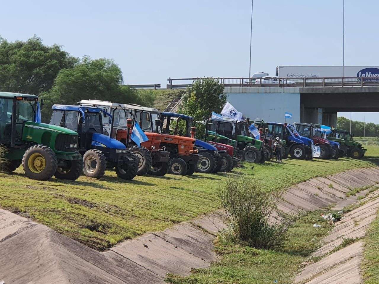 Tractorazos: el campo rechazó la suba  de retenciones y del Inmobiliario Rural