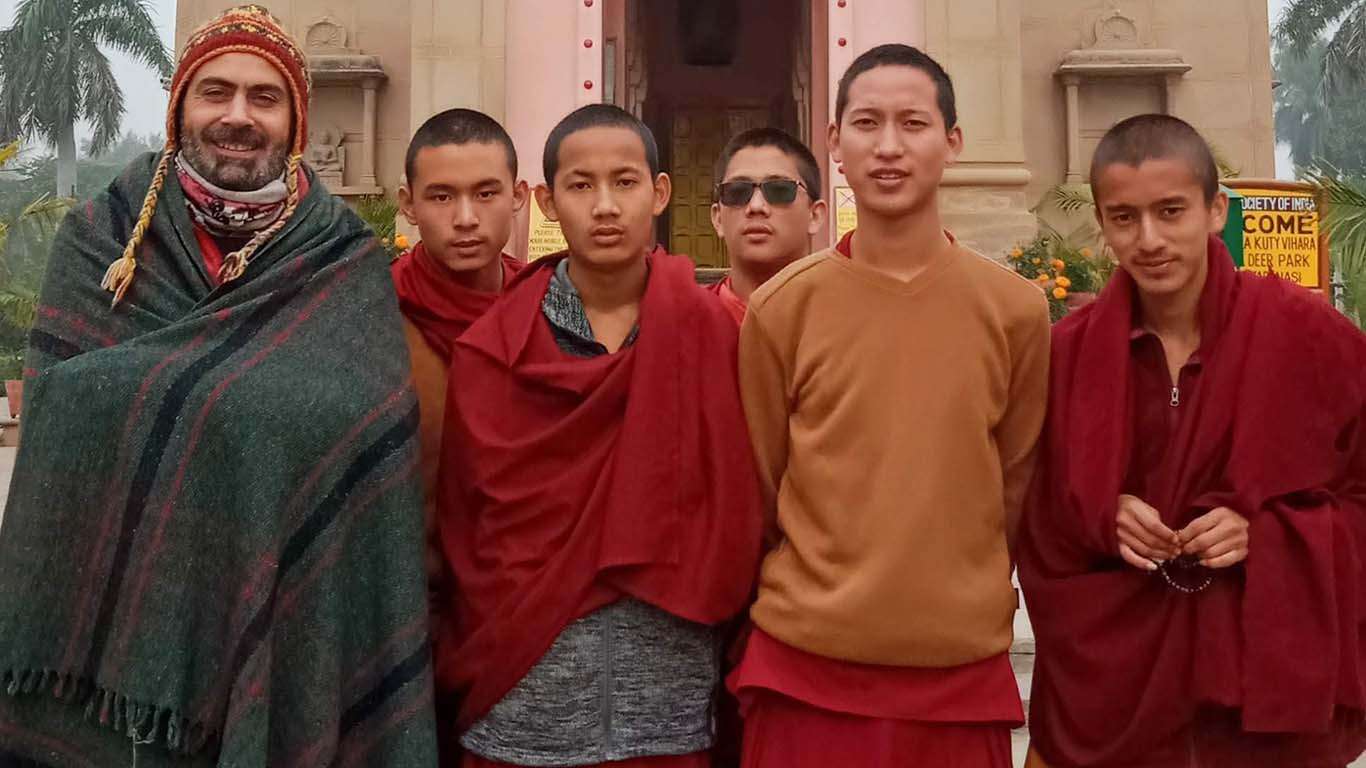 En Bodh Gaya, mirando al Dalai Lama