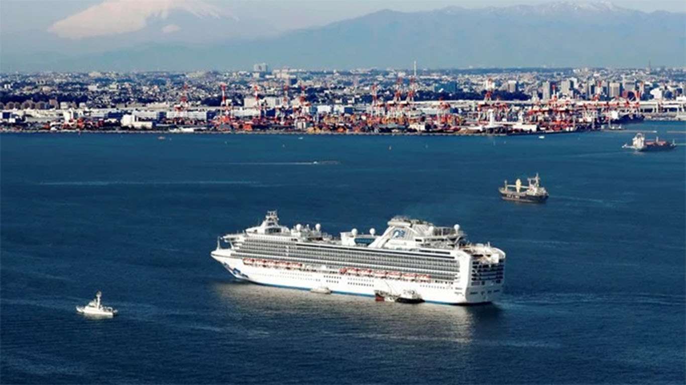 Detectan unos 10 casos de coronavirus  en crucero puesto en cuarentena en Japón