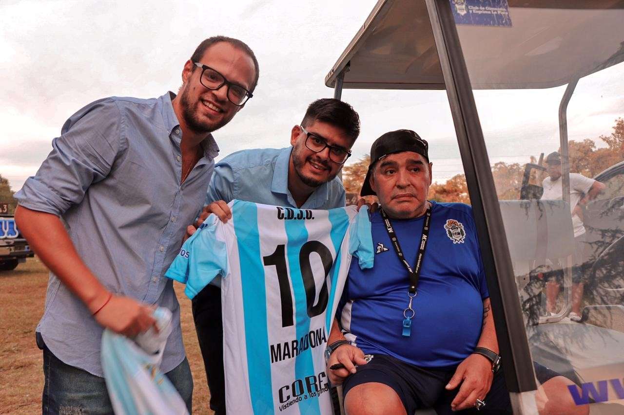 Diego Maradona posó con la camiseta de Juventud Unida