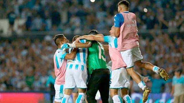 Superliga: Con dos hombres menos, Racing se quedó con el clásico ante Independiente