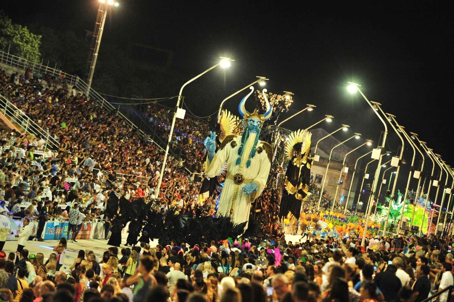 Multitudinaria sexta noche del Carnaval del País