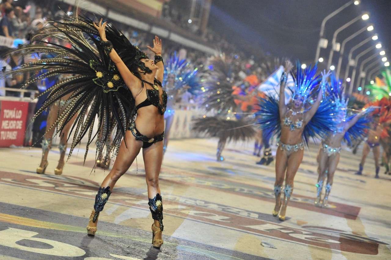 Papelitos abrió la penúltima noche del Carnaval del País