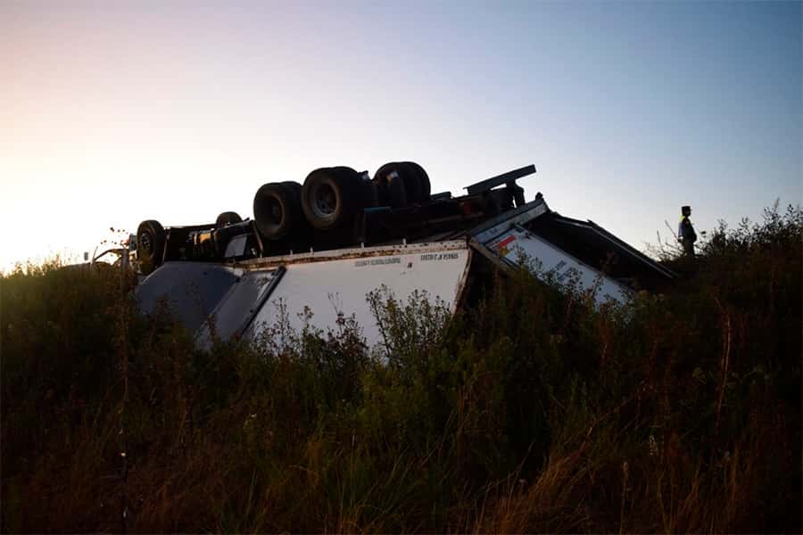 Falleció el conductor de un  camión tras volcar en la Ruta 16