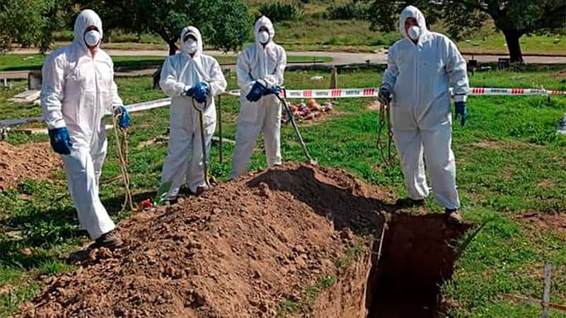 Cavan cientos de fosas en un cementerio  de Córdoba para afrontar la pandemia