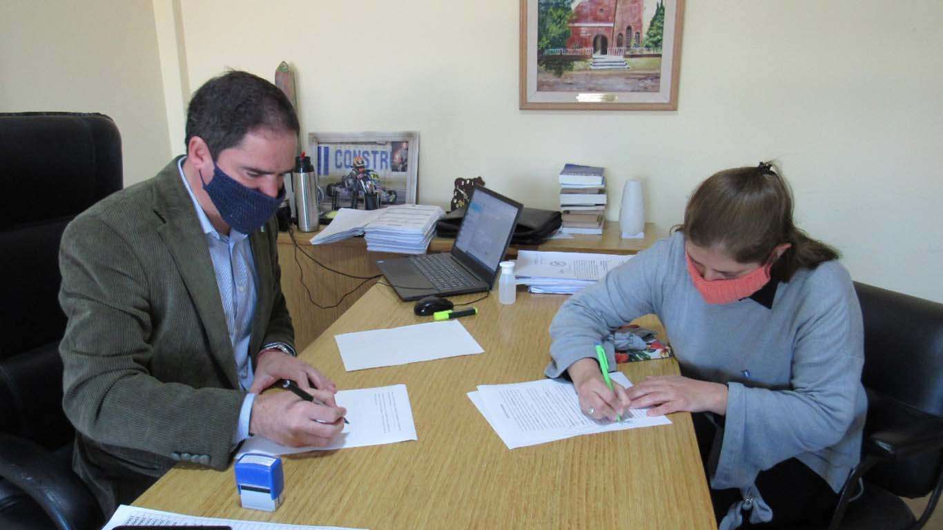 Larroque firmó un convenio con el área de desarrollo provincial