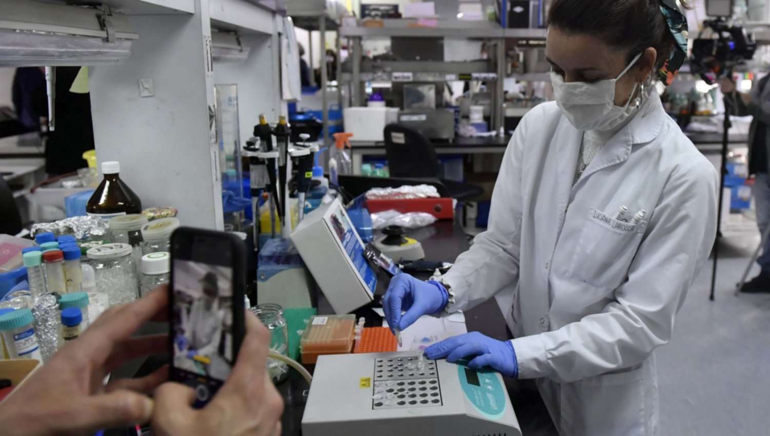 Cómo trabajan los científicos que crearon el neokit para detectar coronavirus