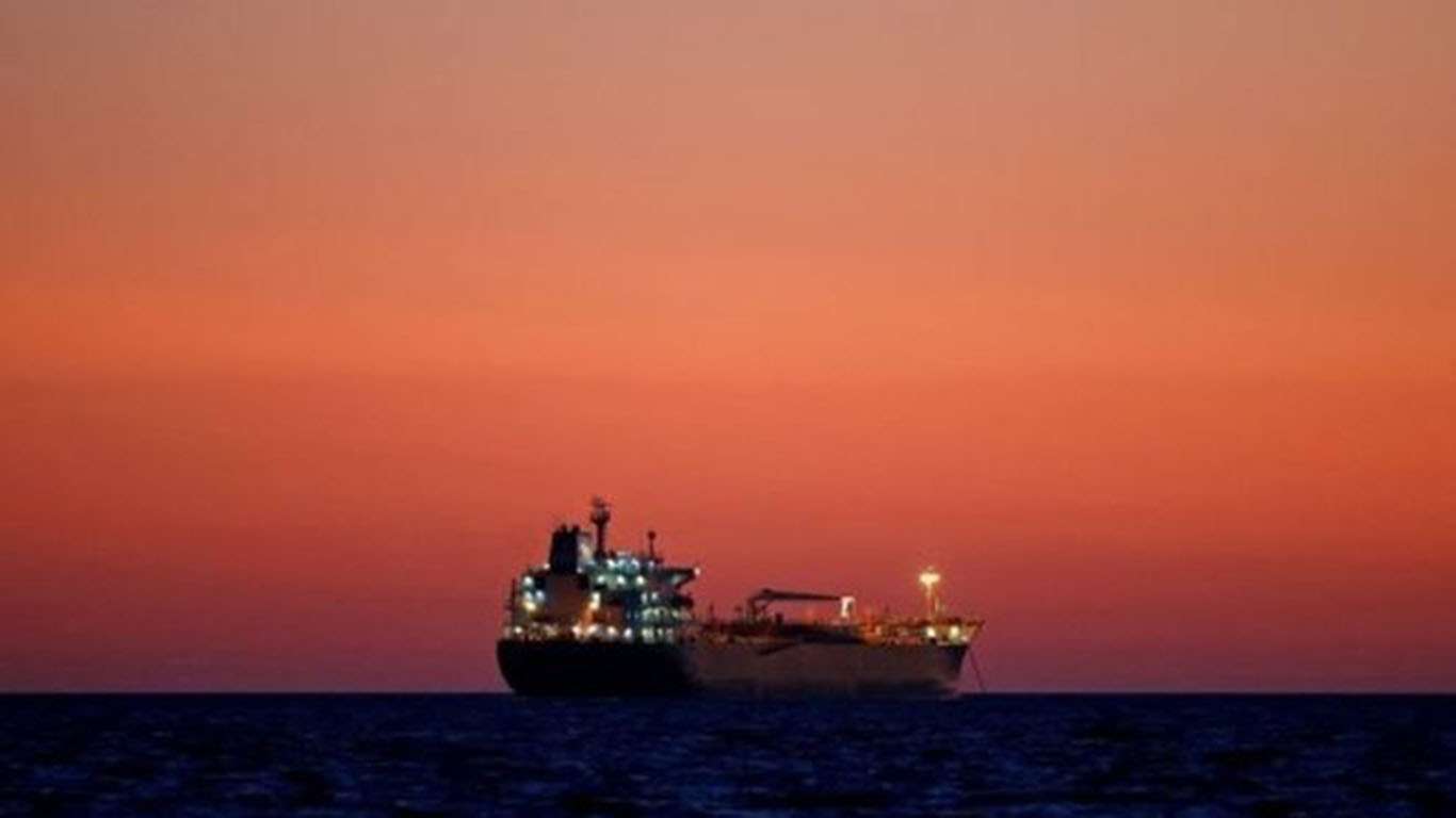 Llega a Venezuela el primero de los barcos iraníes con gasolina