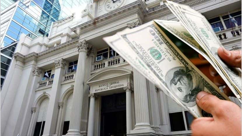 Los bancos suspendieron  momentáneamente  la venta de dólares 