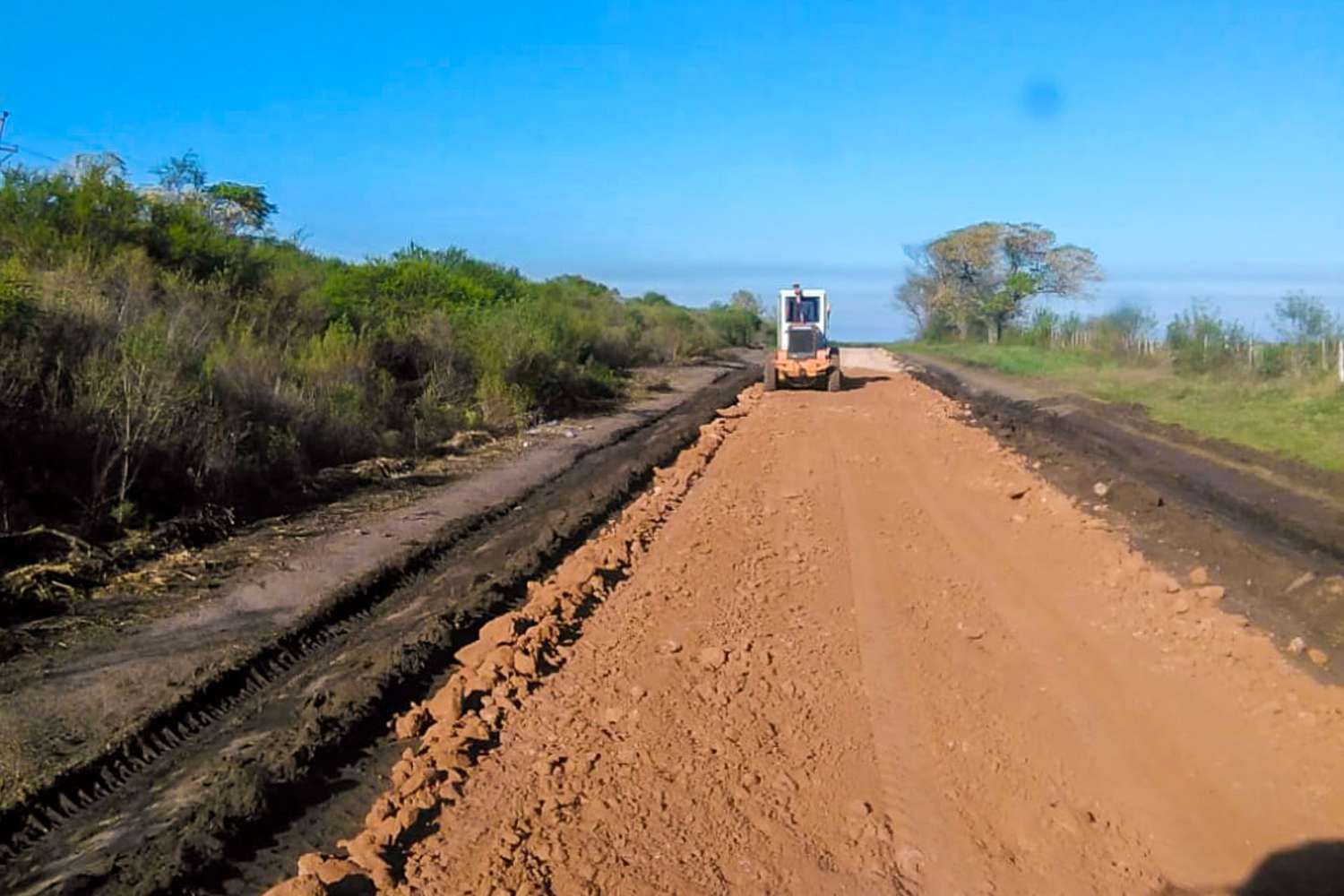 Vialidad trabaja en el mejorado de   caminos rurales de  Gualeguaychú
