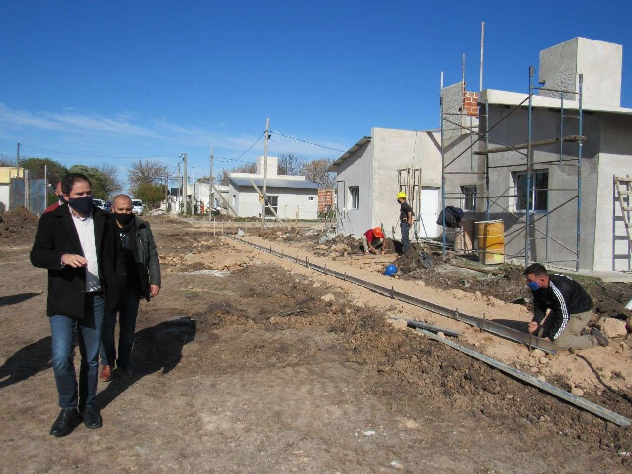 Larroque: funcionarios supervisaron las obras del complejo habitacional 15 viviendas