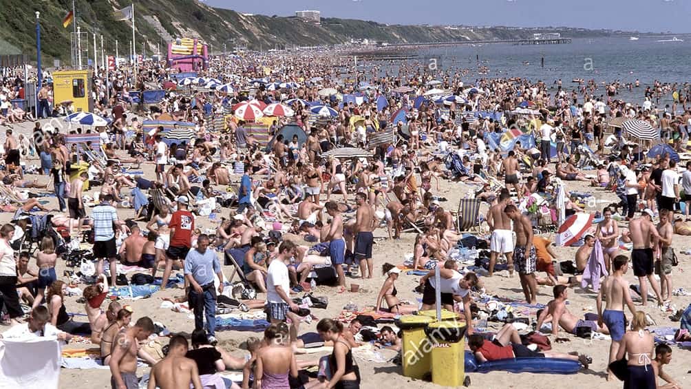 El Gobierno británico amenaza con  cerrar las playas por las aglomeraciones