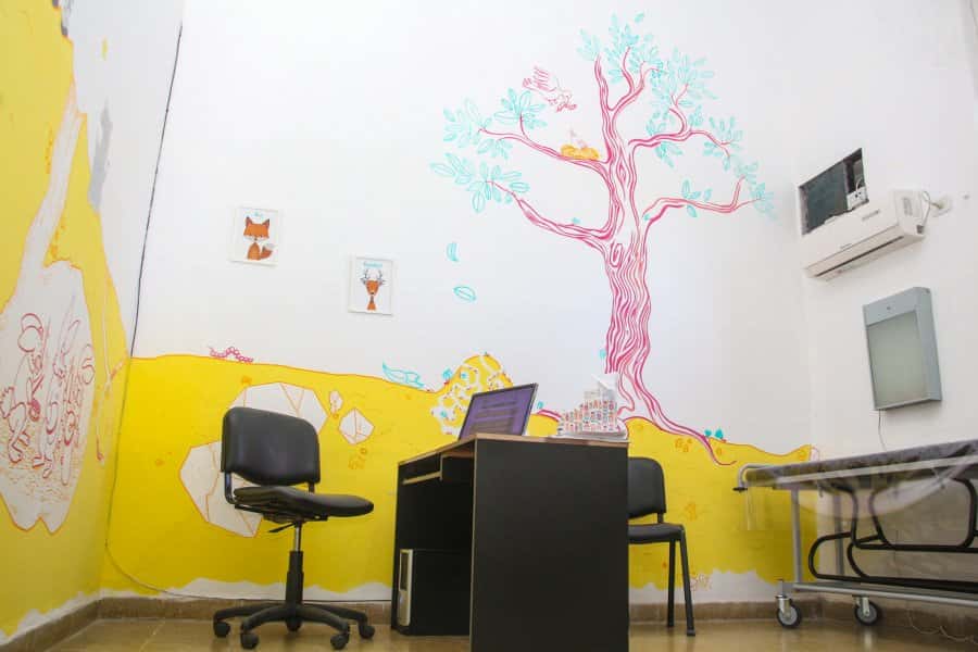 Un artista intervino los consultorios del servicio de Pediatría del Hospital Centenario