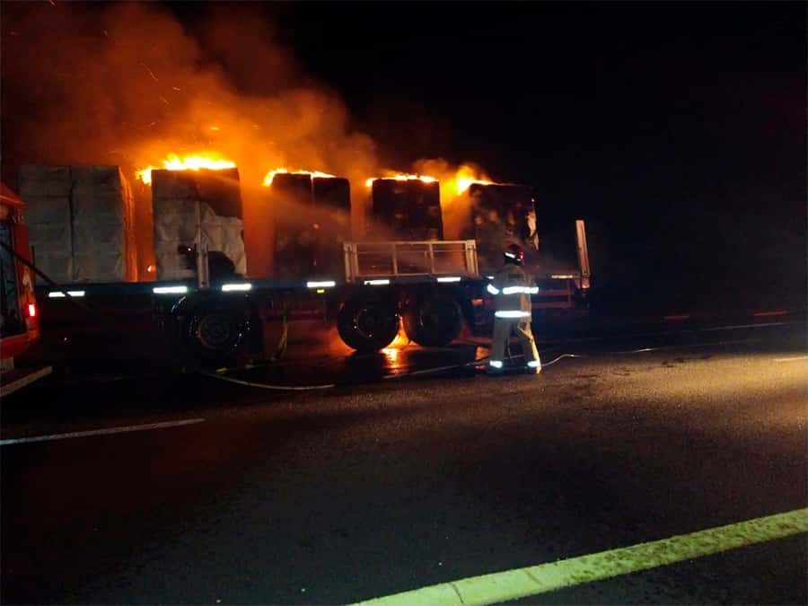 El incendio de un  camión necesitó ocho  dotaciones de Bomberos  para extinguirse